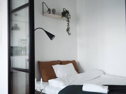 Ένα ή περισσότερα κρεβάτια σε δωμάτιο στο "Hatanpää" - Renovated 1BR Apartment in Historical Building & Central Location