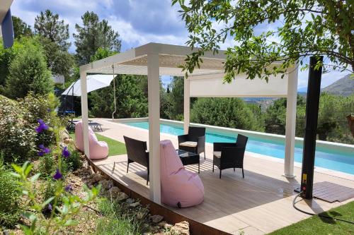 Bazén v ubytování Casa rural con piscina y vistas espectaculares nebo v jeho okolí