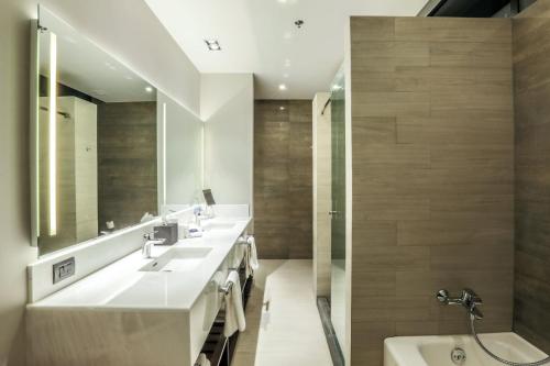 a bathroom with two sinks and a shower at Four Points by Sheraton Puebla in Puebla