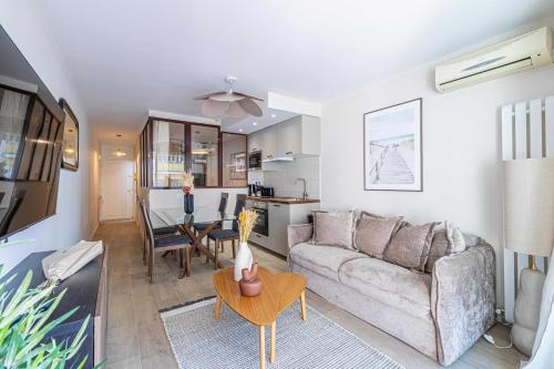 Sunny getaway with balcony and A-C in Antibes