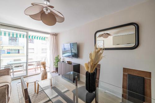Sunny getaway with balcony and A-C in Antibes