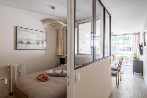 Sunny getaway with balcony and A-C in Antibes