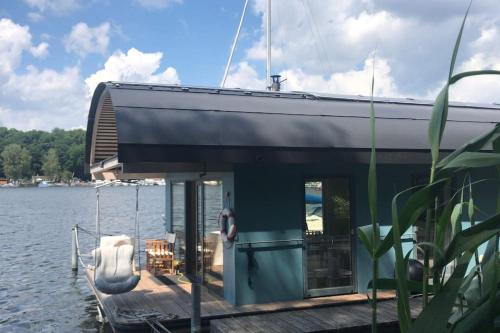 a house on a boat on the water at Hausboot vom Feinsten in Berlin