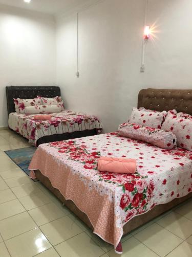 Postel nebo postele na pokoji v ubytování Homestay Kuala Terengganu ByMus