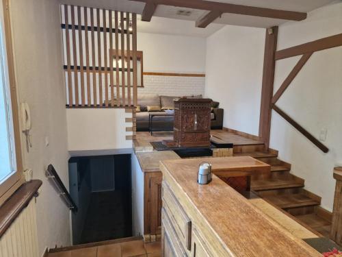 une cuisine avec des comptoirs en bois et un salon dans l'établissement Apparemment Marrakech, à Pierrefitte-sur-Seine