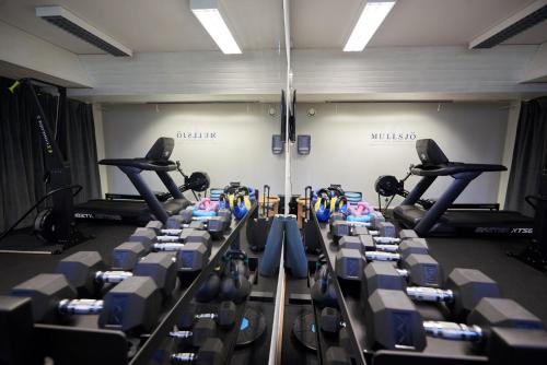 Das Fitnesscenter und/oder die Fitnesseinrichtungen in der Unterkunft Mullsjö Hotell & Konferens