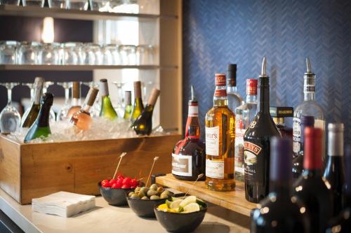 a bar with bottles of wine and bowls of fruit at Tampa Marriott Water Street in Tampa