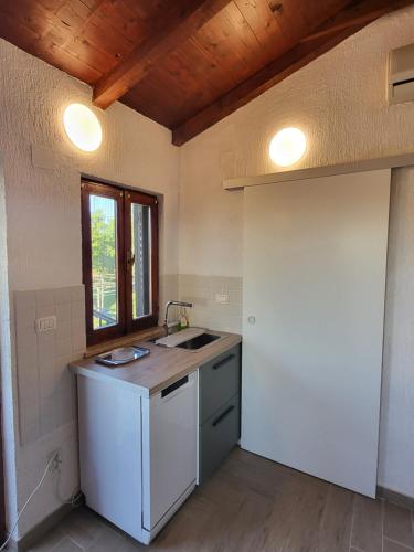 eine Küche mit Spüle und Arbeitsplatte in der Unterkunft Olive and Herb Retreat in Pula