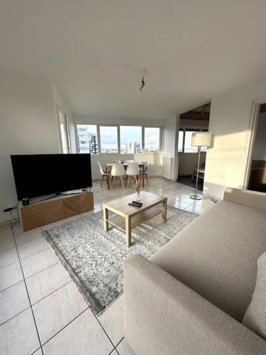 un salon avec un canapé et une table dans l'établissement Superbe T4 Vue, Métro Commerces, à Créteil