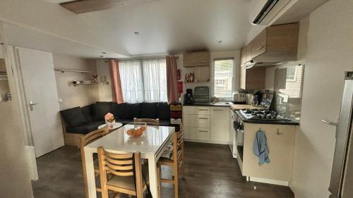 Kuchyň nebo kuchyňský kout v ubytování MH T003 3 chambres 38m2 année juin 2021 Clim TV lave vaisselle dans camping 4 étoiles