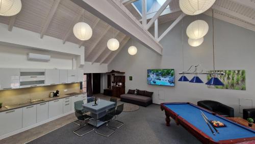 Телевизор и/или развлекательный центр в Red Lion Pub & Apartments Szentendre