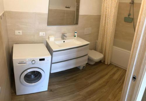 a bathroom with a washing machine and a sink at Agape in Caprino Veronese