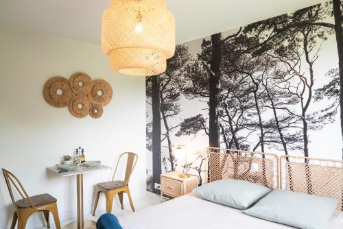 Posteľ alebo postele v izbe v ubytovaní Gite "LES SAULES" - Calme & Confortable - Lit QUEEN SIZE - Vue sur étang à 10mn du TOUQUET