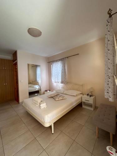 sypialnia z dużym białym łóżkiem w pokoju w obiekcie Dimitra Rooms w mieście Leukada (miasto)