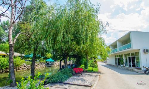 un árbol frente a un edificio en Autocamp LAKS, en Blagaj