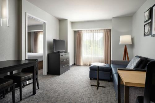 Televisyen dan/atau pusat hiburan di Residence Inn by Marriott Columbia Northwest/Harbison