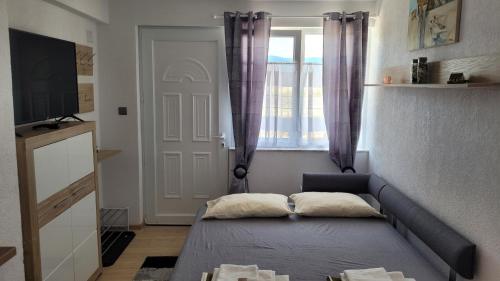 Ένα ή περισσότερα κρεβάτια σε δωμάτιο στο Strumyani tiny flat