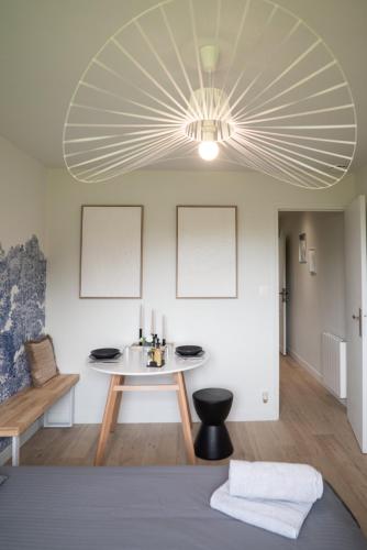 une chambre avec un lit, une table et une chaise dans l'établissement Gite 