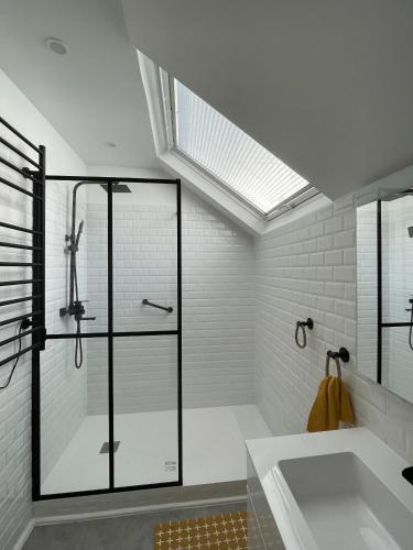 une salle de bain avec une douche, une baignoire et un lavabo dans l'établissement Loft 101, à Brive-la-Gaillarde