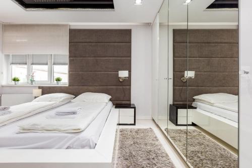 ソポトにあるWhite Apartmentのベッドルーム1室(ベッド2台付)が備わります。