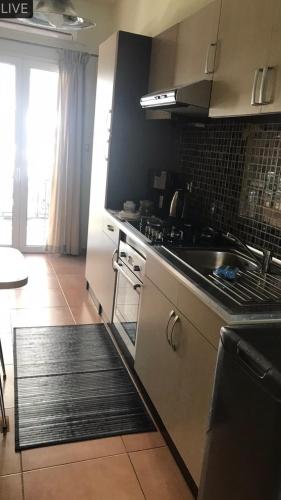 Η κουζίνα ή μικρή κουζίνα στο Lary's Family