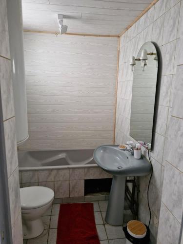 une salle de bain avec un lavabo, une baignoire et des toilettes dans l'établissement Grand Studio Centre de Cambrai, à Cambrai