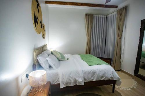 Postel nebo postele na pokoji v ubytování Rustic Haven Lakeside Condo in Entebbe