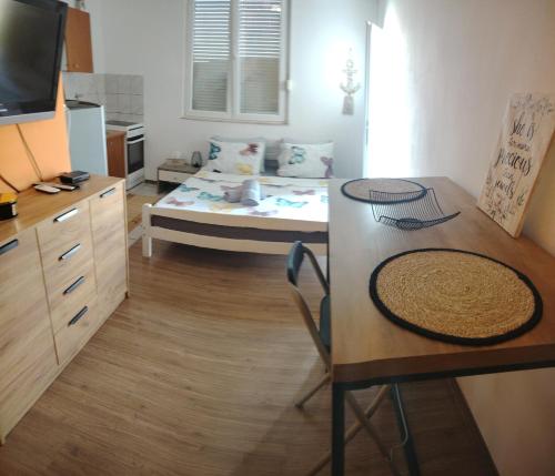 una camera da letto con un letto, un tavolo e una scrivania di Studio apartman Laca a Šibenik