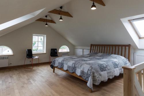 a bedroom with a bed and two windows at Rebeca külaliskorter in Haapsalu