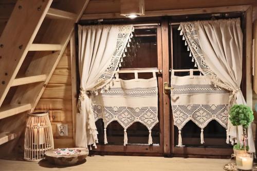 a room with a window with curtains at Pietrusze Wzgórze in Wojaszówka
