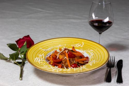 Makanan di atau berdekatan hotel