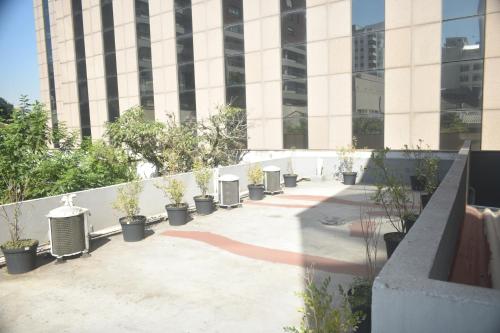 una fila di piante in vaso di fronte a un edificio di Unity Hotel - Vila Mariana SP a San Paolo