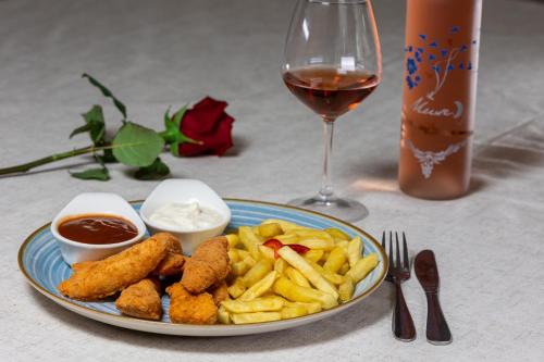 Makanan di atau berdekatan hotel