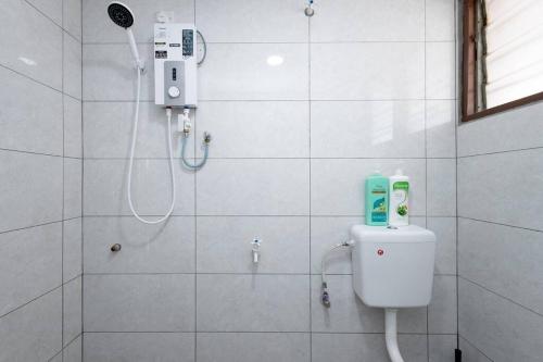 a bathroom with a shower with a toilet and a shower at Dream - Autumn at Pinji Ipoh Town in Ipoh