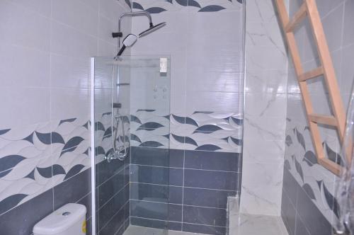 una ducha con puerta de cristal en un baño en Amira Suite Double with Bathroom, en Fez