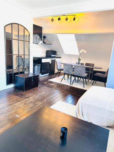 un salon avec une table et une salle à manger dans l'établissement Smart Normandie, à Deauville