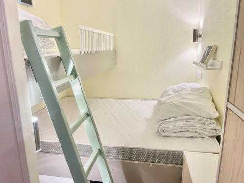 Cette petite chambre dispose de lits superposés et d'une échelle. dans l'établissement Au cœur des montagnes !, à Arette