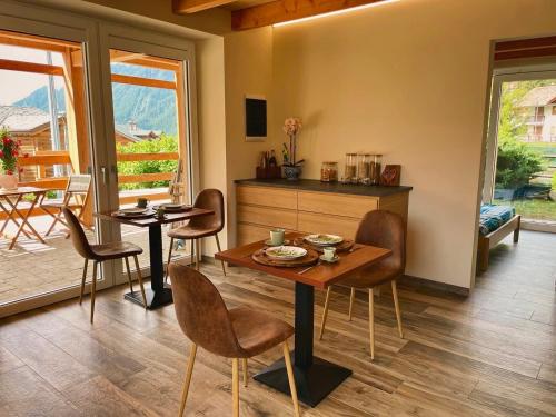 a dining room with a table and chairs at B&B Eco Chalet Merlet in Champoluc