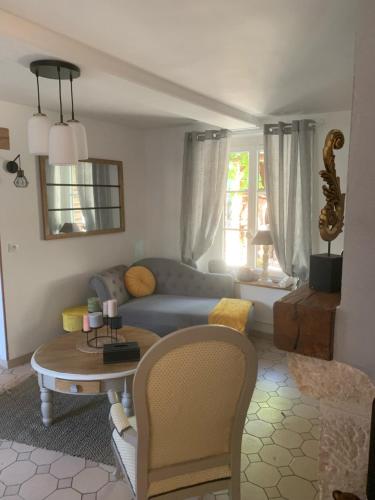 a living room with a couch and a table at Hébergement à Everly in Éverly