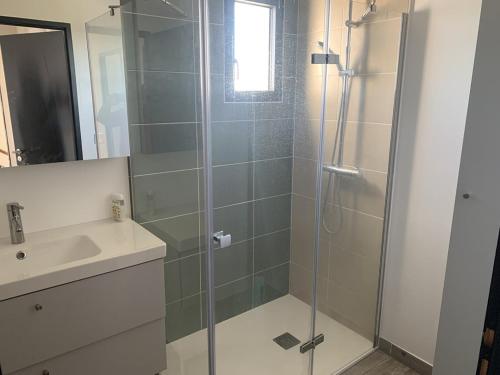 une salle de bain avec douche et lavabo dans l'établissement La Villa Océane de la Sauzaie, à Bretignolles-sur-Mer