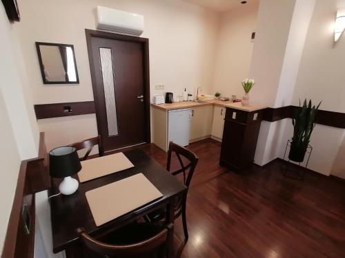 Kuchyň nebo kuchyňský kout v ubytování Mohács Korona Apartman
