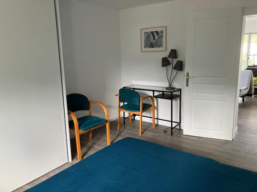 Cette chambre comprend une table, des chaises et un tapis bleu. dans l'établissement Cavone 3, à Castellare-di-Casinca