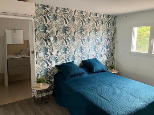 une chambre avec un lit bleu et un papier peint bleu et blanc dans l'établissement Cavone 3, à Castellare-di-Casinca