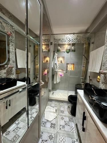 エル・ハーフラにあるRésidence luxueuse de Vacances avec 2 piscines à Harhoura Rabat - Temaraのシャワー、トイレ、洗面台を備えたバスルーム