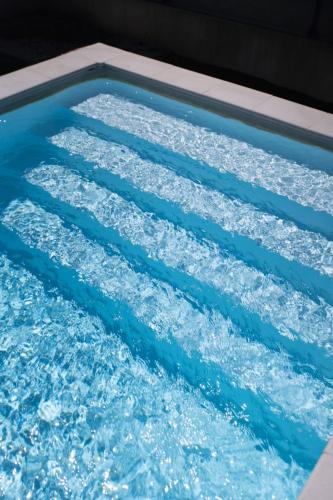 une piscine avec de l'eau bleue et de la mousse dans l'établissement Villa Anna - piscine privée proche du centre historique, à LʼIsle-sur-la-Sorgue