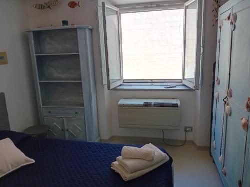 a bedroom with a bed and a window and a radiator at La Perla in piazza Duomo a Pietrasanta in Pietrasanta