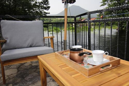 Ein Balkon oder eine Terrasse in der Unterkunft Hotri House On The River Island
