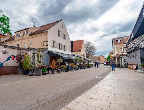 Une rue dans une ville où les gens marchent dans l'établissement Upper Town Rooms, à Zagreb