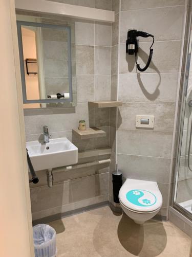 a bathroom with a toilet and a sink at Urban Style Arl HOTEL in Arles