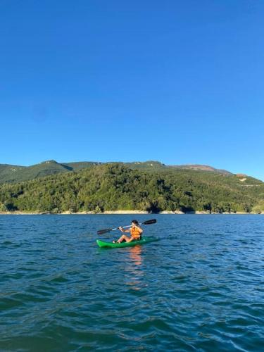 a person in a kayak on a large body of water at Casa in montagna per vacanze in tranquillità in Fagge